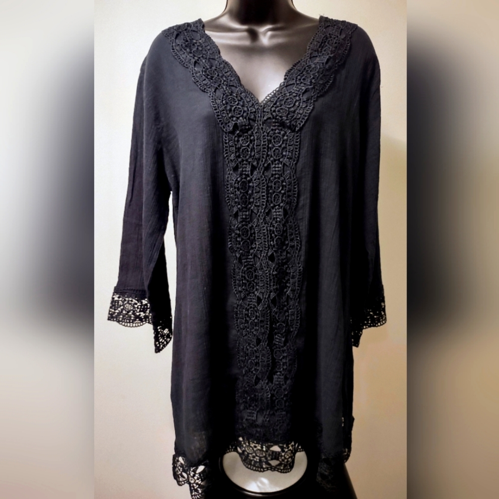 Isaac Mizrahi Black Tunic, Lace Accents, Size Medium, 3/4 Sleeve Great Condition